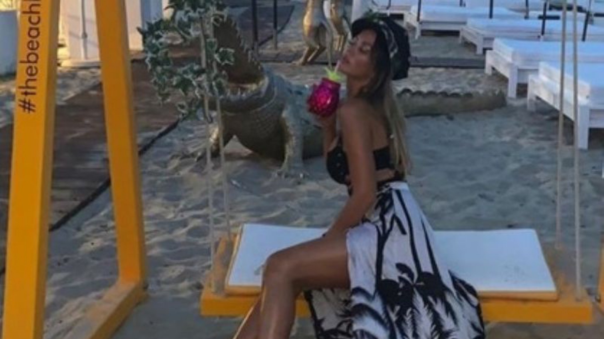 Karina Jelinek no votó pero compartió una sensual foto de dónde estaba para justificar su ausencia