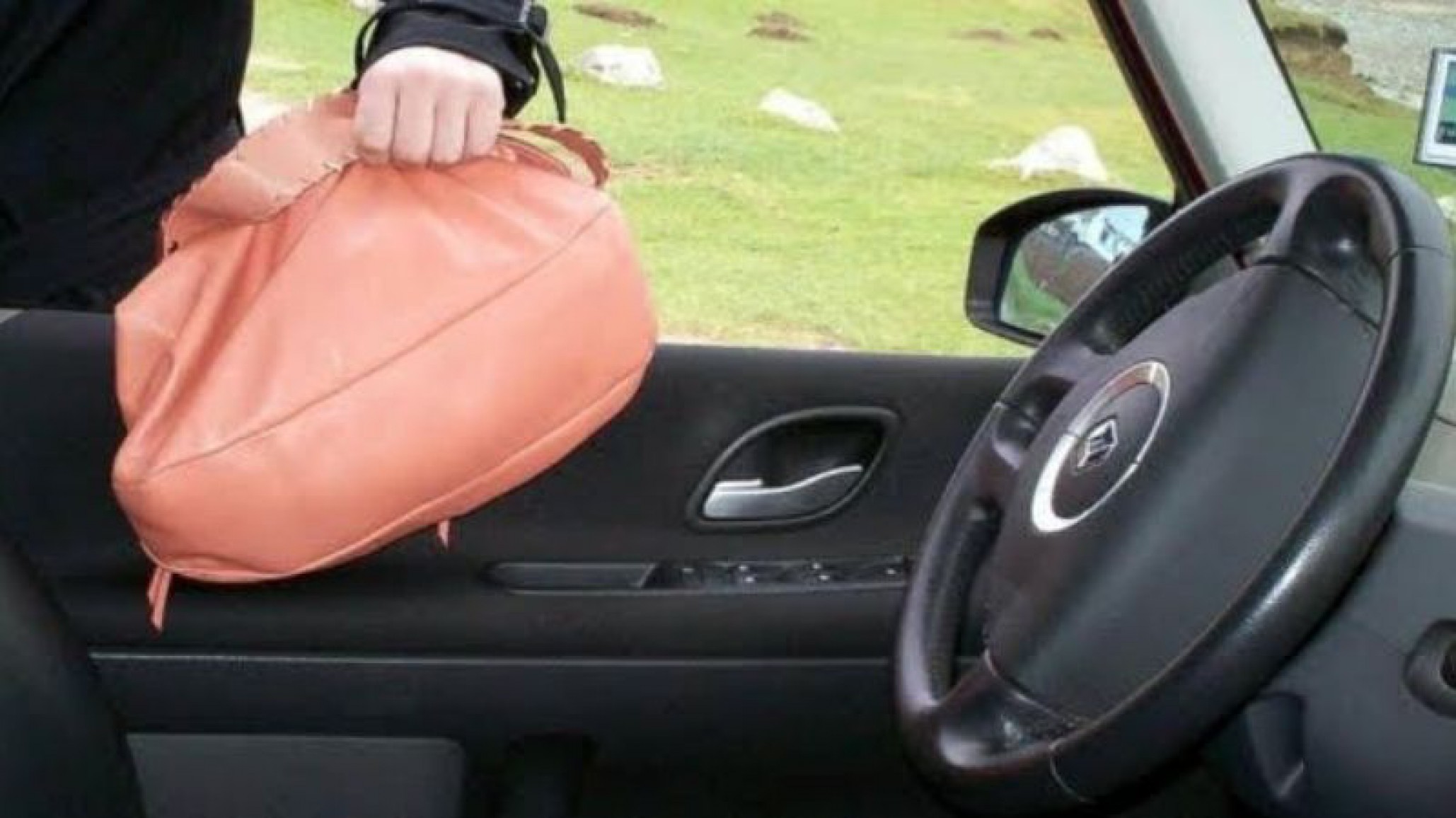 Dejó abierto su auto y cuando regresó ya no estaban sus pertenencias