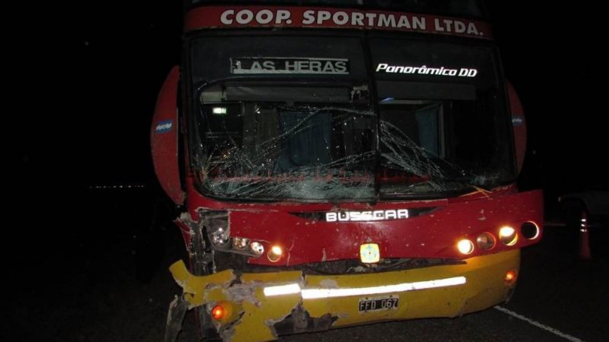 Un colectivo sufrió un desperfecto en plena calle y chocó con un micro