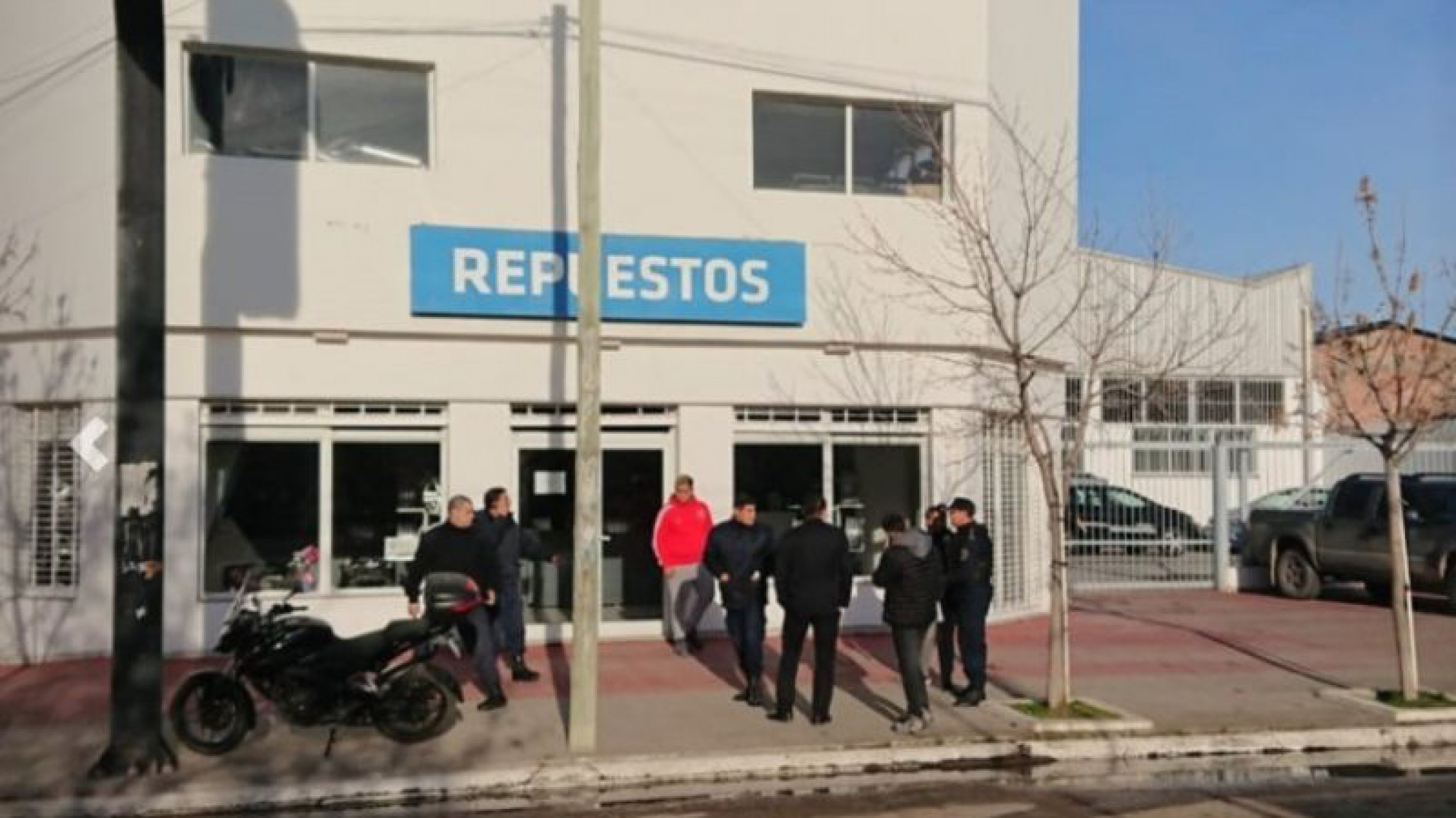 Tres hombres armados robaron en una concesionaria