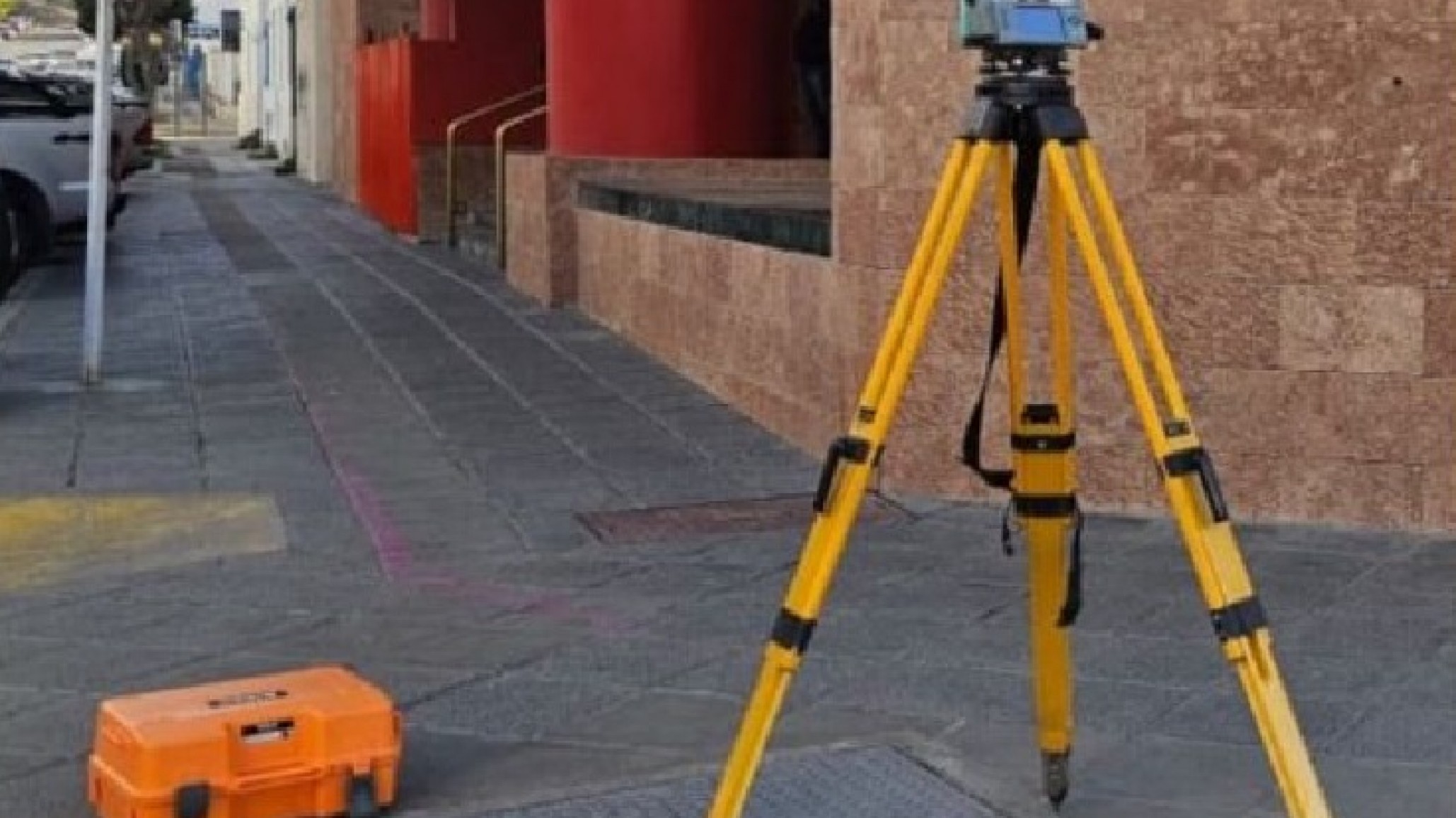 Robaron equipos de agrimensura de alta gama frente a un supermercado chino