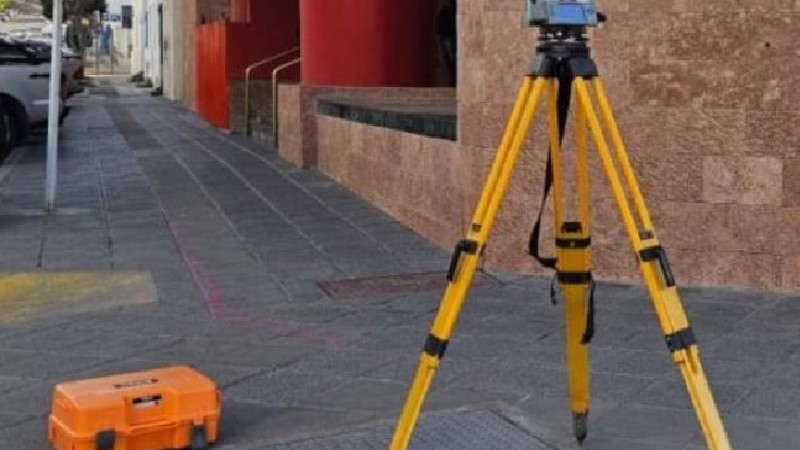 Robaron equipos de agrimensura de alta gama frente a un supermercado chino