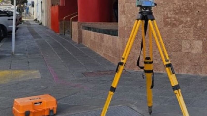 Robaron equipos de agrimensura de alta gama frente a un supermercado chino