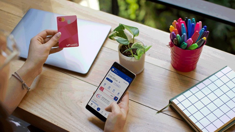 Venganza digital millonaria: una joven realizó 34 compras con la tarjeta de su expareja