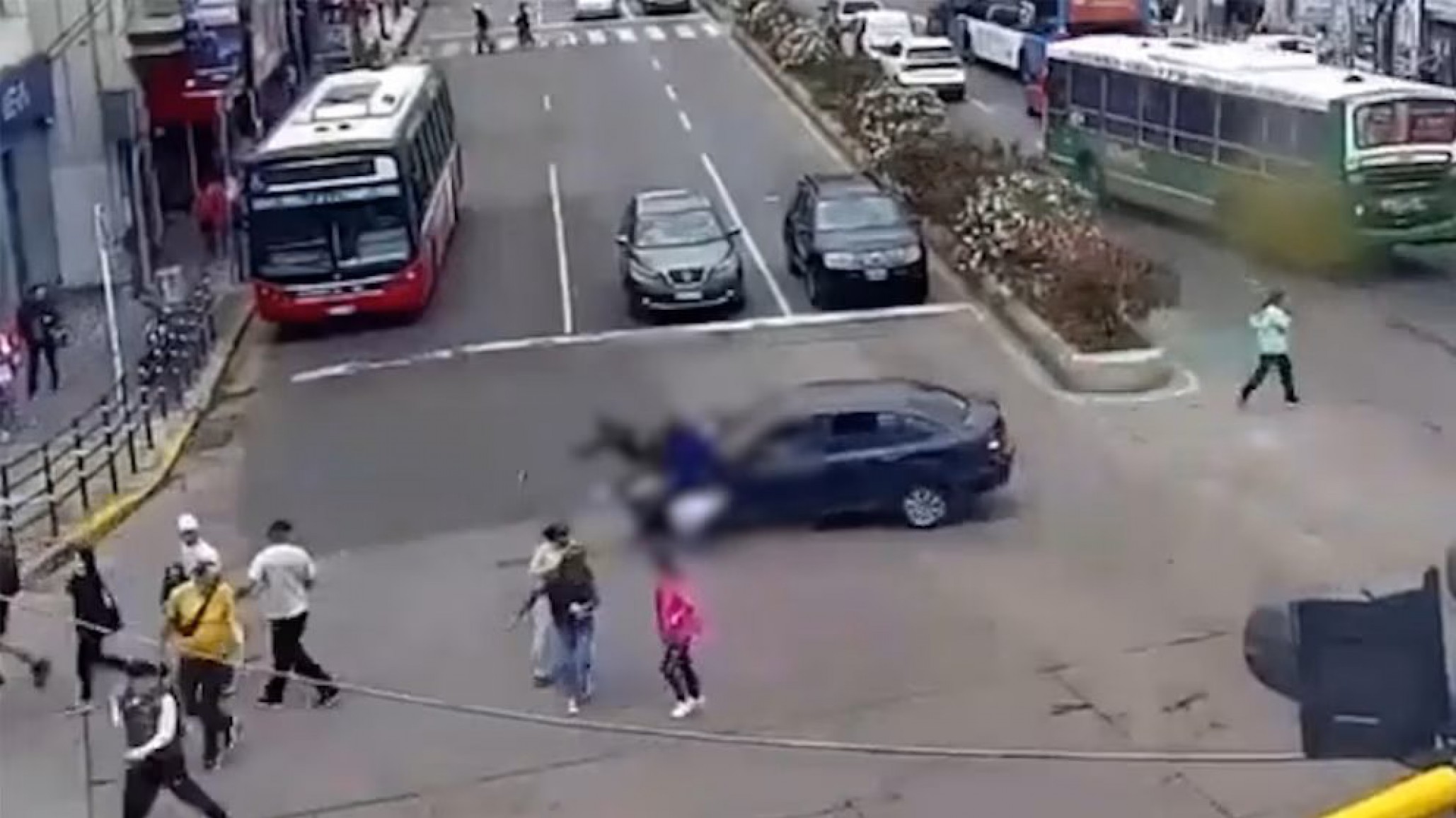 Manejaba en ojotas y atropelló a tres jubiladas