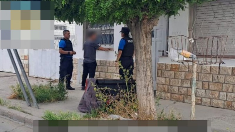 Detuvieron a un hombre que llevaba dos televisores robados envueltos en una frazada