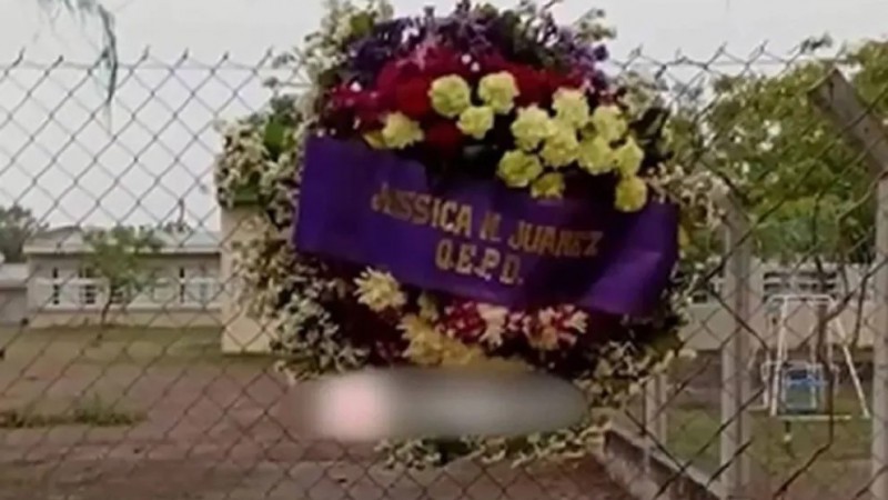 Le dejaron una corona fúnebre con su nombre en el jardín de su hija y la Justicia investiga a su expareja