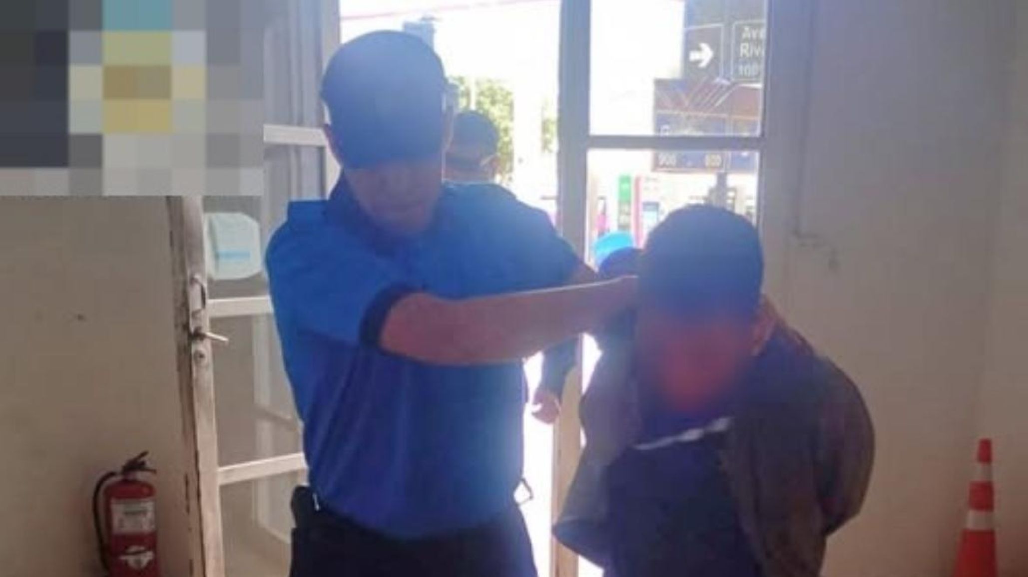 Lo detuvieron tras intentar robar bebidas alcoh髄icas en un supermercado