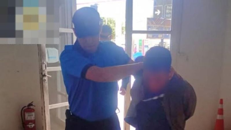 Lo detuvieron tras intentar robar bebidas alcohólicas en un supermercado