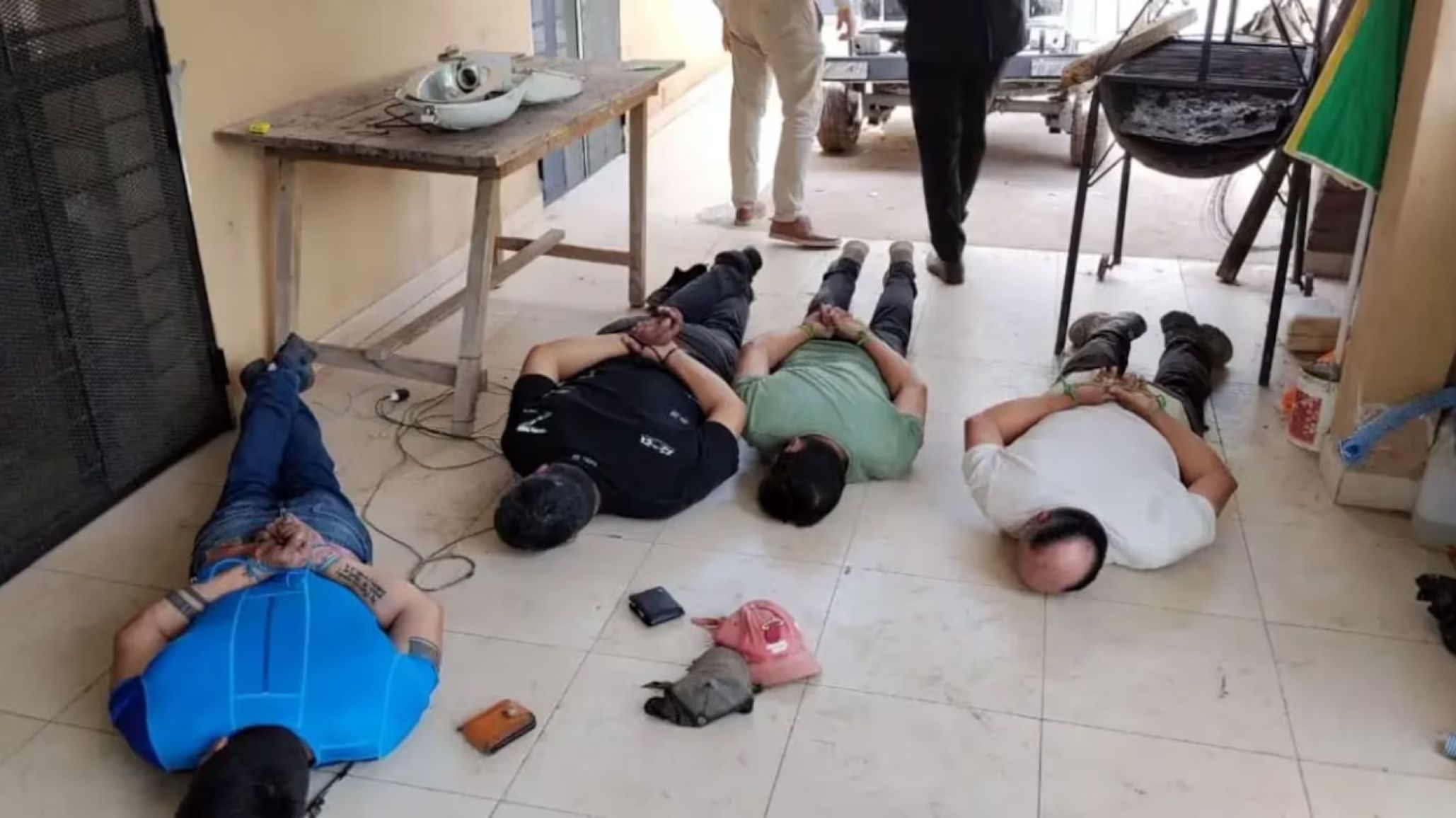 Esc醤dalo: echaron a dos jefes policiales por usar presos como alba駃les