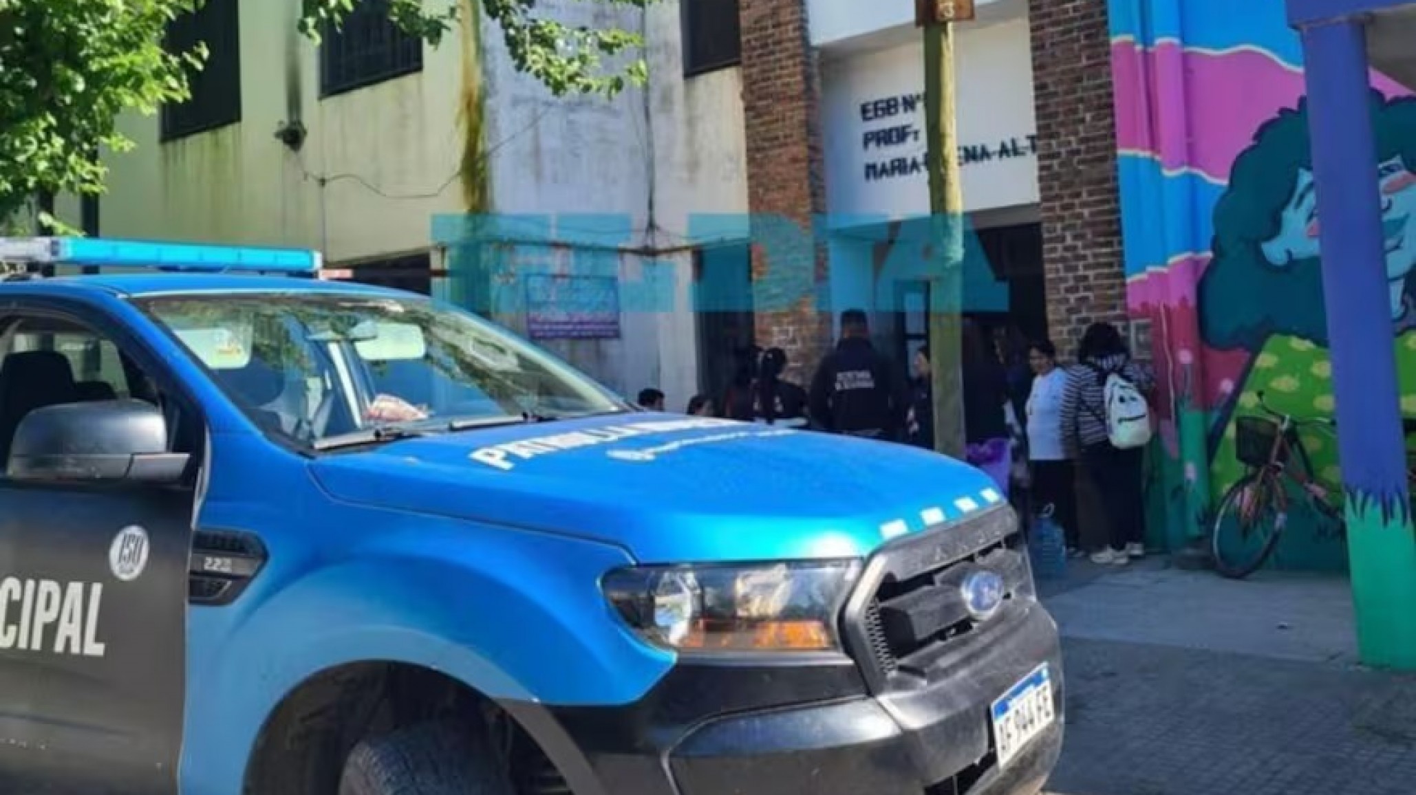 Brutal ataque en una escuela: padres y alumnos golpearon a docentes y la directora terminó internada