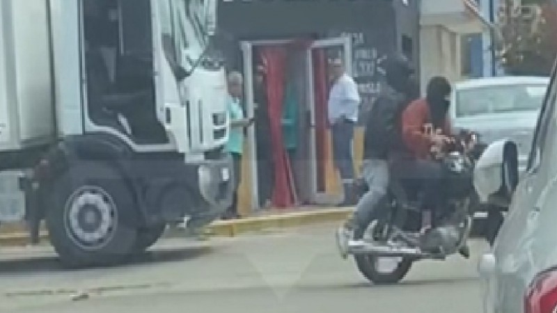 Motochorros armados en Caleta Olivia robaron 6 millones de pesos a un camionero en pleno reparto