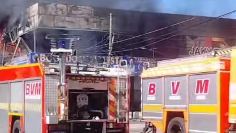 Las pérdidas son totales: un voraz incendio arrasó una fábrica textil en Villa Celina