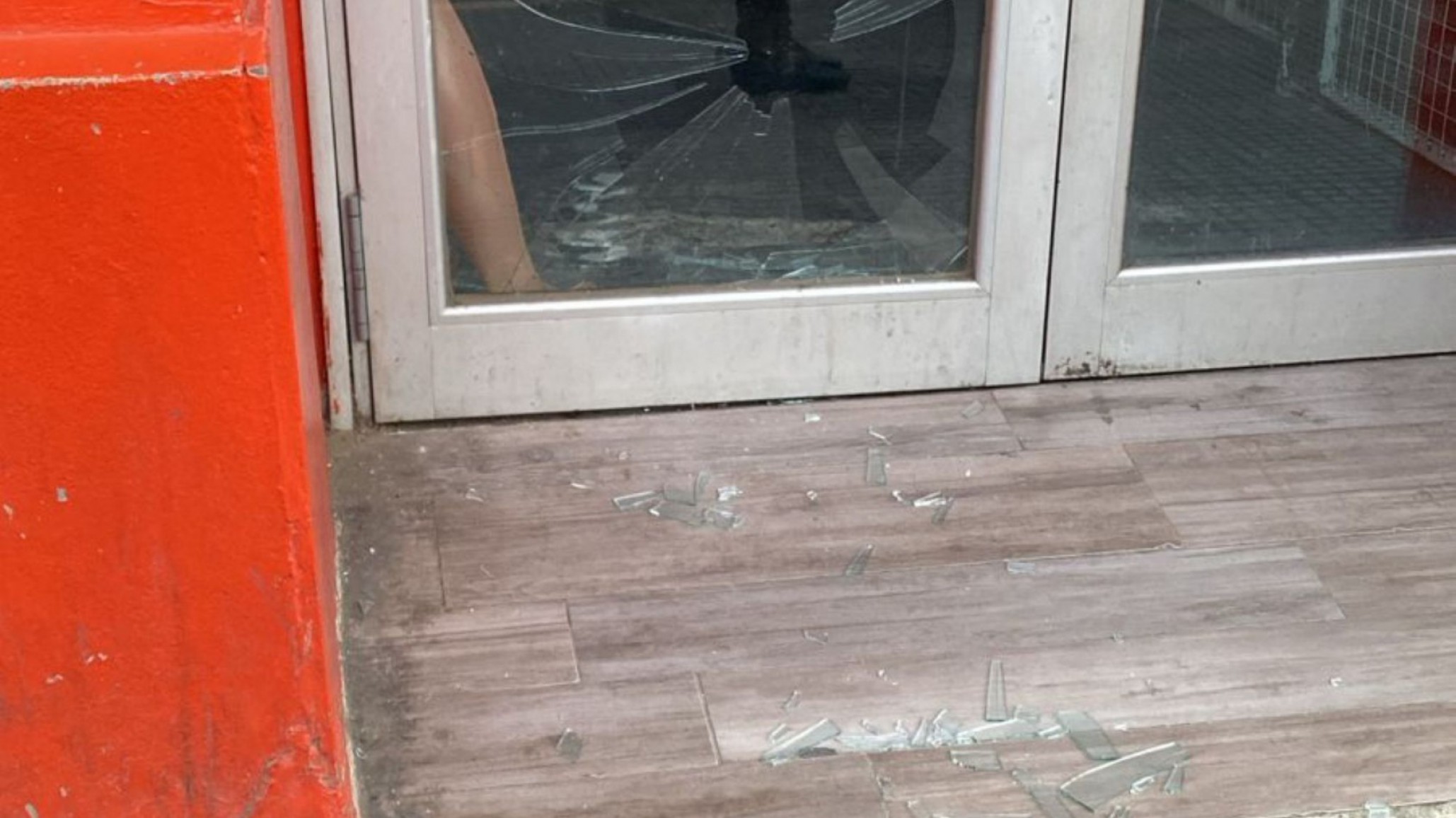 Demoran a una adolescente por romper la vidriera de un local en el Paseo de Compras Rivadavia