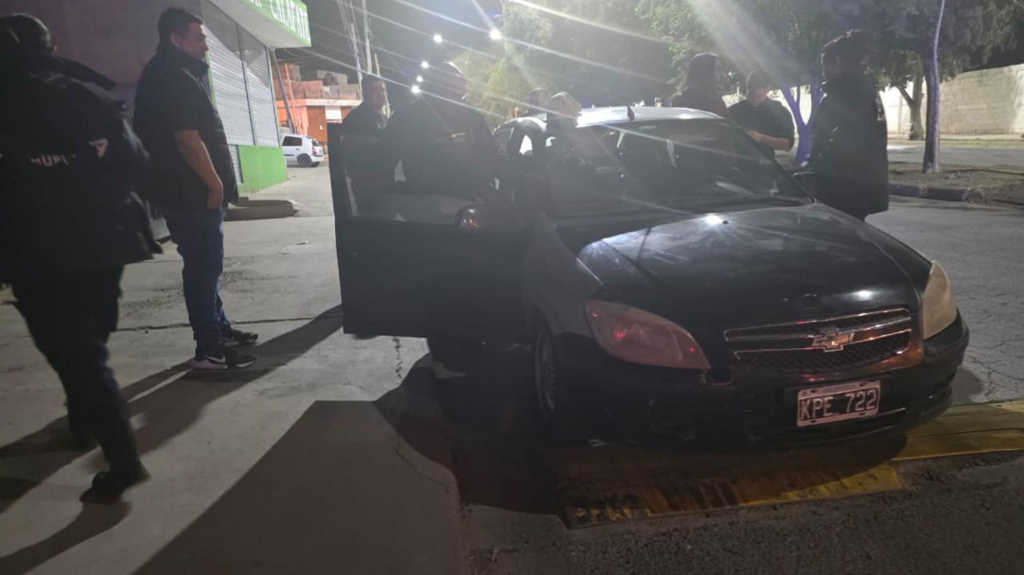 Manejaba alcoholizado, circulaba sin documentos y pasó un semáforo en rojo