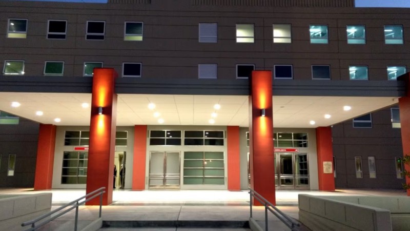 Atacó a su tío con un palo con clavos tras descubrir una infidelidad: lo dejó al borde de la muerte