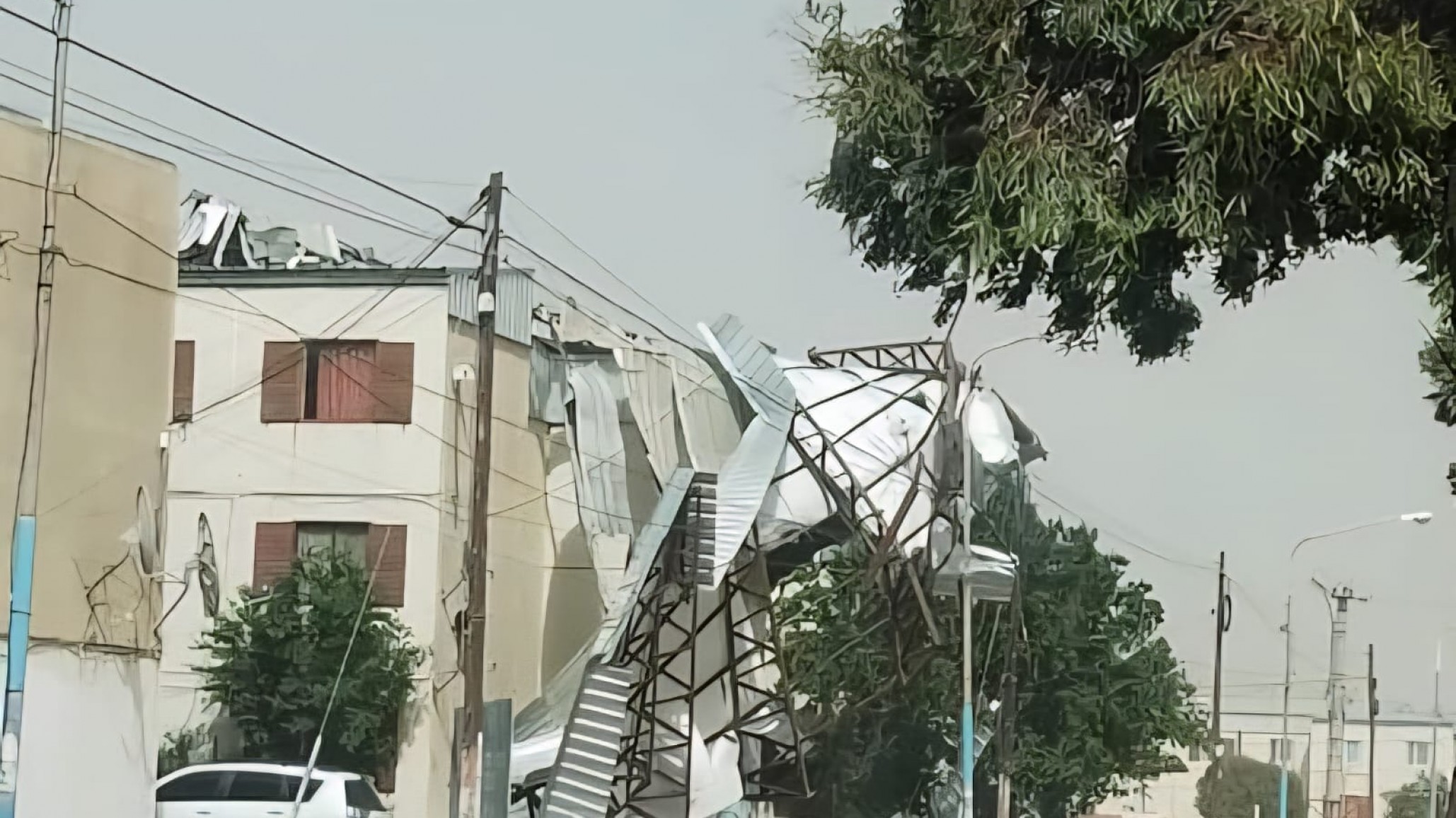 Jones alertó por tránsito innecesario: "Estamos con techos volados e incendios, no salgan"