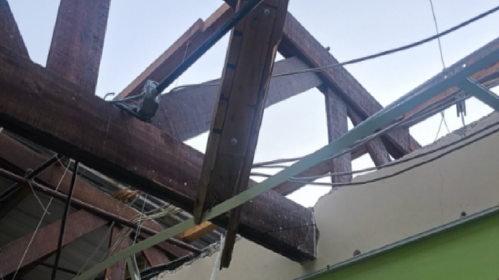 Voladura de techo en la Escuela 7702: 597 estudiantes pasarán a clases virtuales mientras avanzan las obras