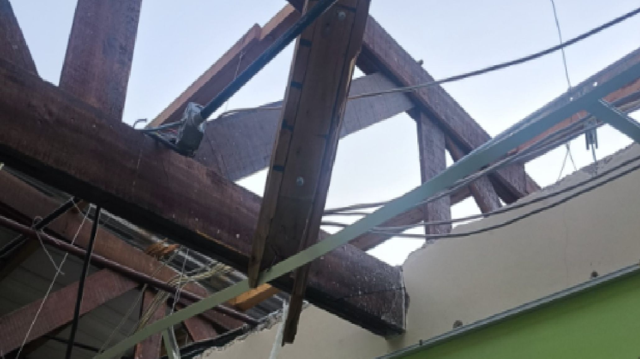 Voladura de techo en la Escuela 7702: 597 estudiantes pasarán a clases virtuales mientras avanzan las obras