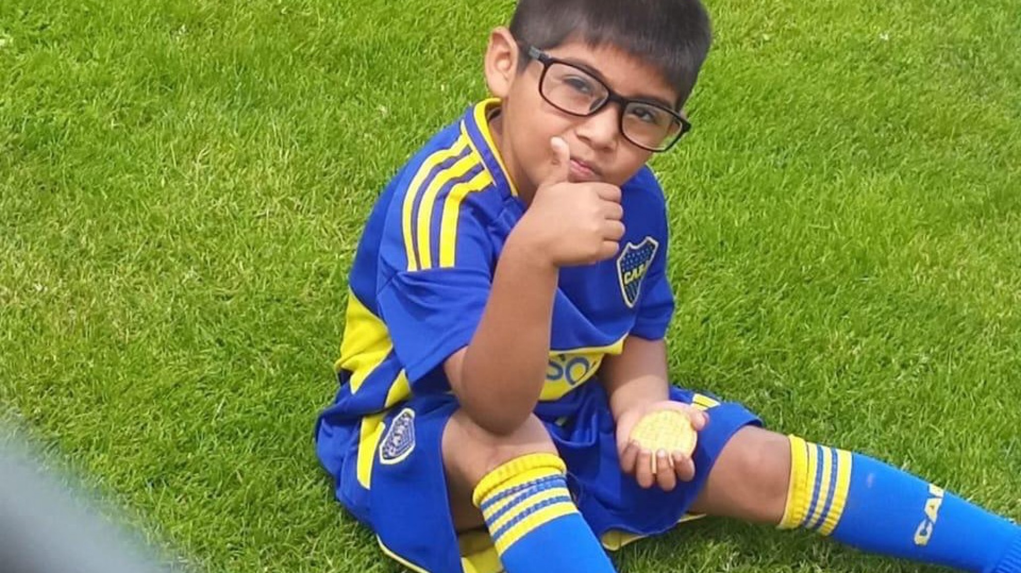 Un niño comodorense fue derivado por un cuadro neurológico severo y su familia pide colaboración para acompañarlo: "Él necesita a su papá"