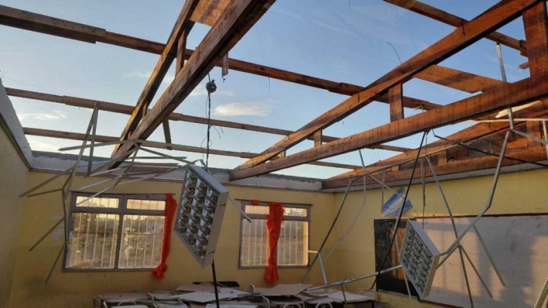 Convocan a una marcha urgente por la Escuela N°7702 del barrio Km.8: "¡Techo completo!"