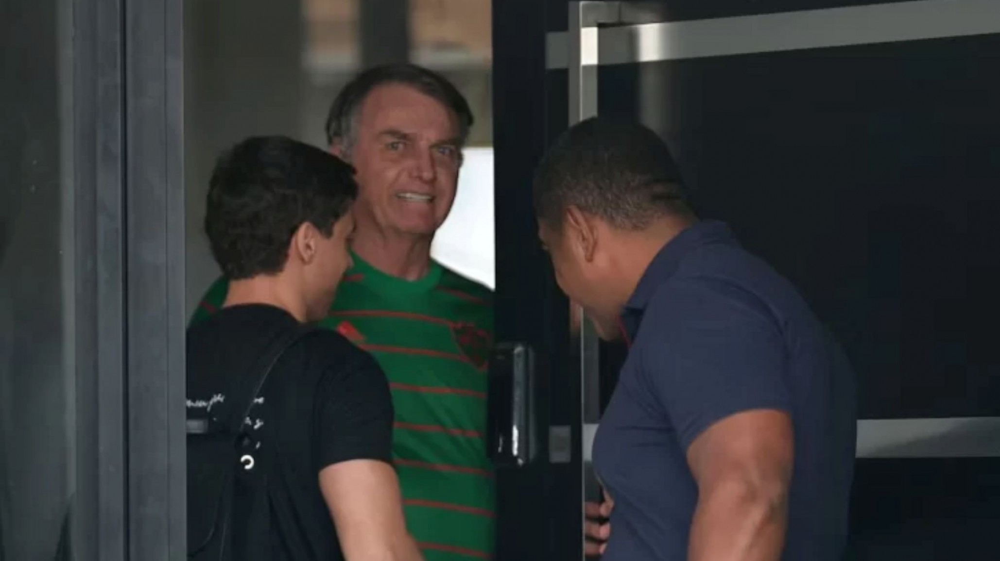 Jair Bolsonaro fue operado por una crisis de hipo mientras cumple su condena