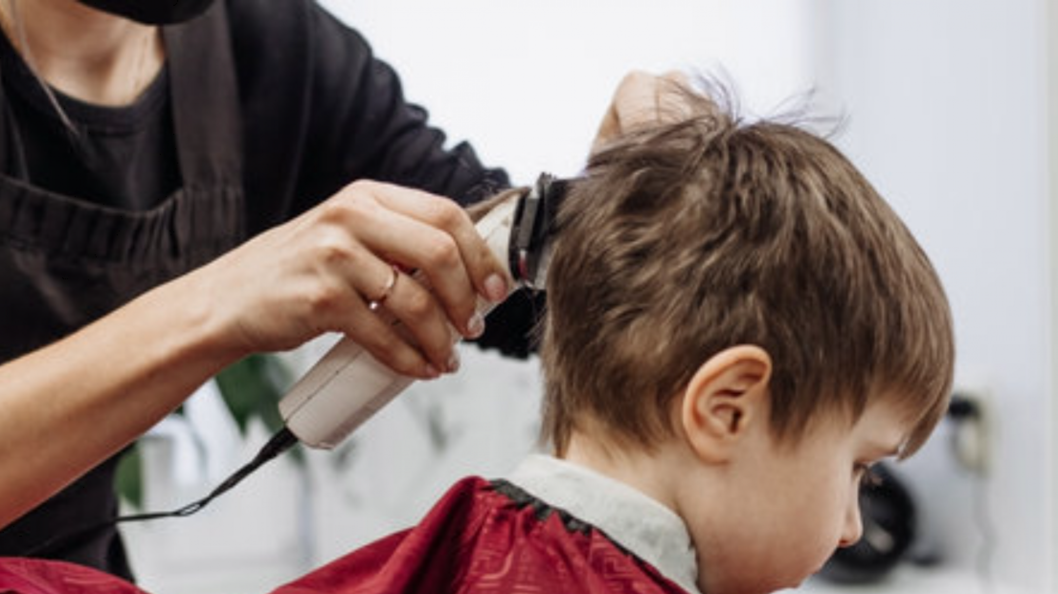 Cortes solidarios y colecta para el merendero Por la Sonrisa de un Niño