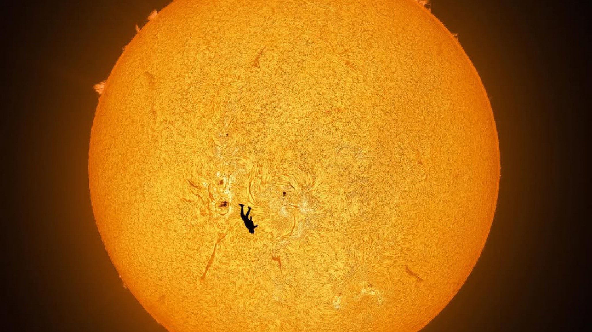 La foto de "La caída de Ícaro" que parece IA, pero es 100% real: El salto milimétrico que alineó a un hombre con el Sol