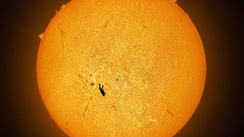 La foto de "La caída de Ícaro" que parece IA, pero es 100% real: El salto milimétrico que alineó a un hombre con el Sol
