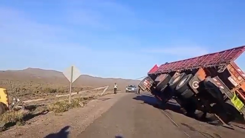 Volcó un camión en la Ruta 25: caminos destruidos y un riesgo que crece día a día