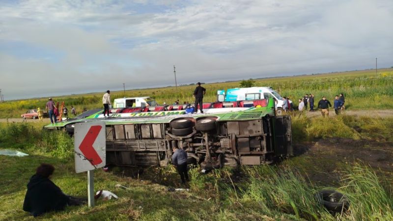 Tragedia en Ruta 2: volcó un micro y hay al menos dos muertos