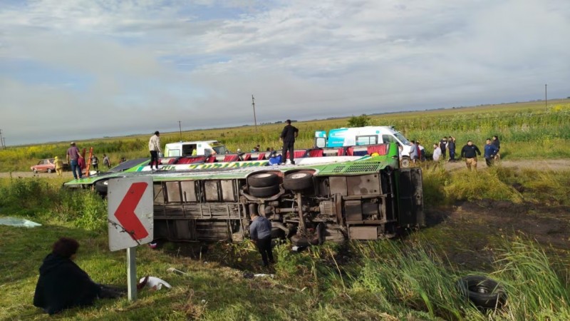 Tragedia en Ruta 2: volcó un micro y hay al menos dos muertos