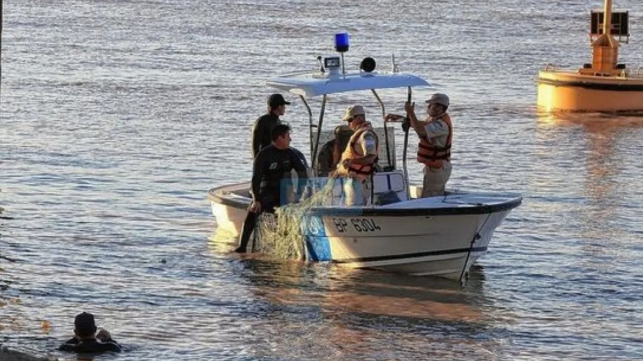 Río Paraná: buscan a un policía que cayó al agua tras el choque de su lancha