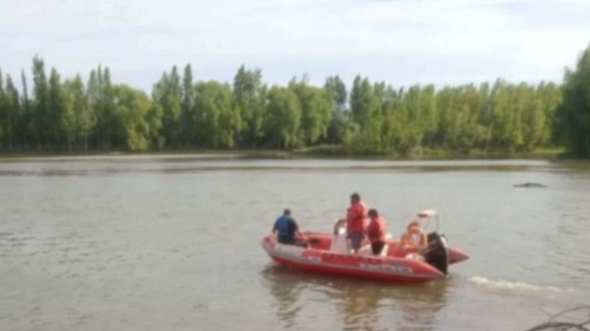 Tragedia en el río Negro: hallaron los cuerpos del padre y la hija, y sigue la búsqueda del joven menonita
