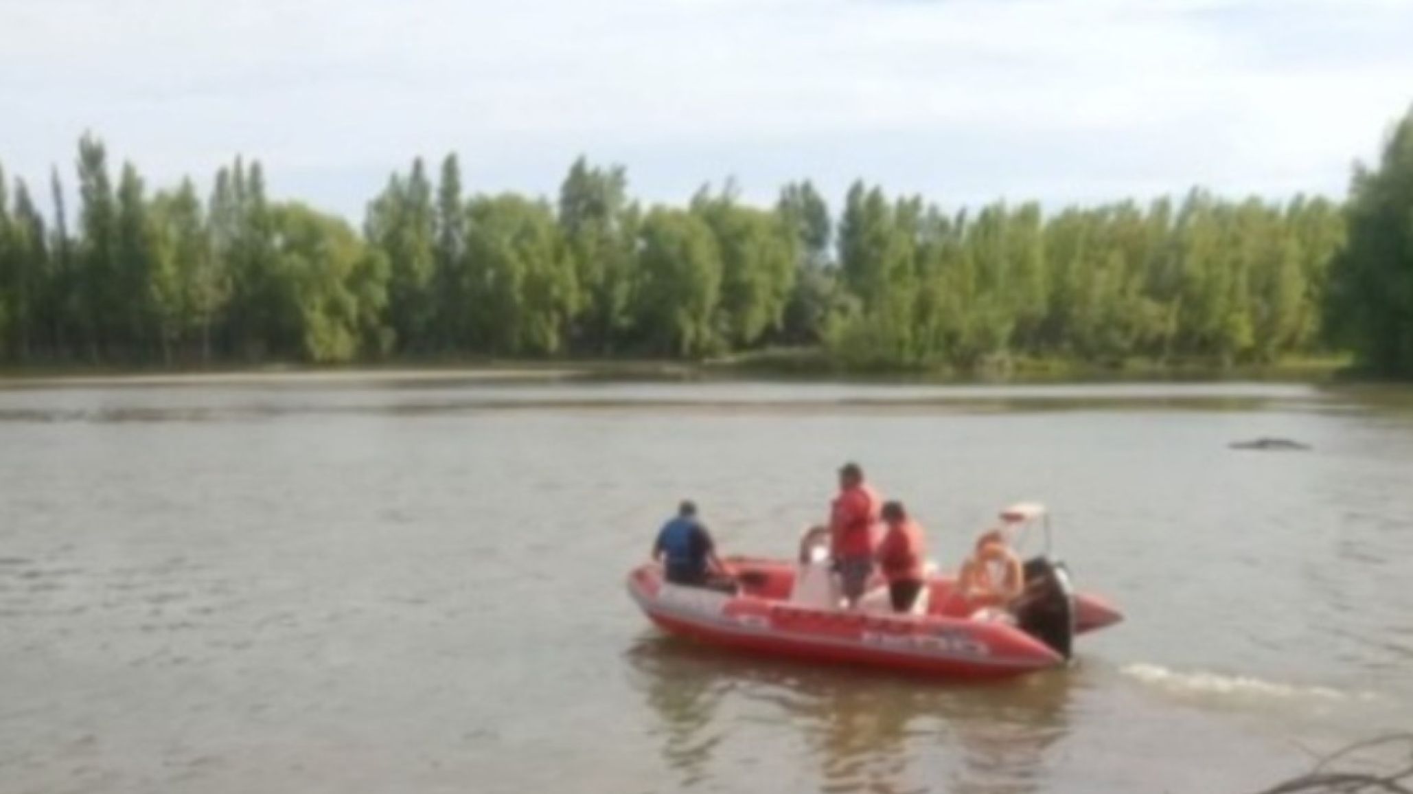Tragedia en el río Negro: hallaron los cuerpos del padre y la hija, y sigue la búsqueda del joven menonita
