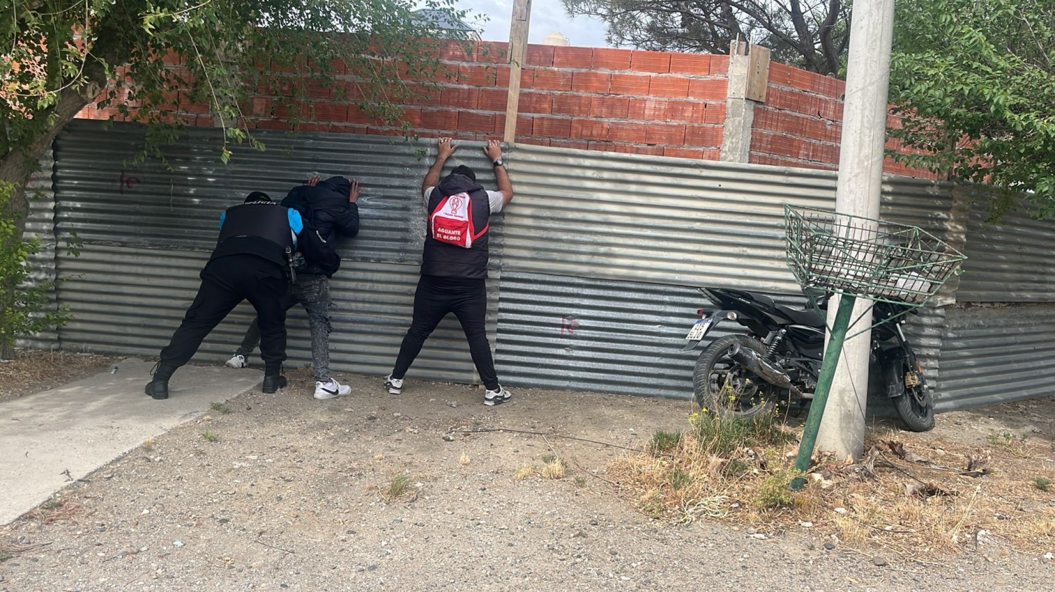 Héroe anónimo en el Barrio Pueyrredón: un vecino denunció a dos hombres y frustró el robo de una moto