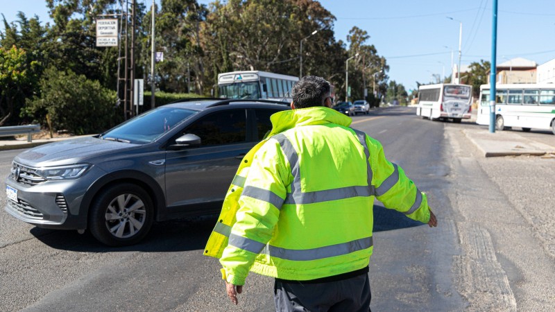 Semáforos caídos y falta de grúas: reconocen demoras para normalizar el tránsito en Comodoro