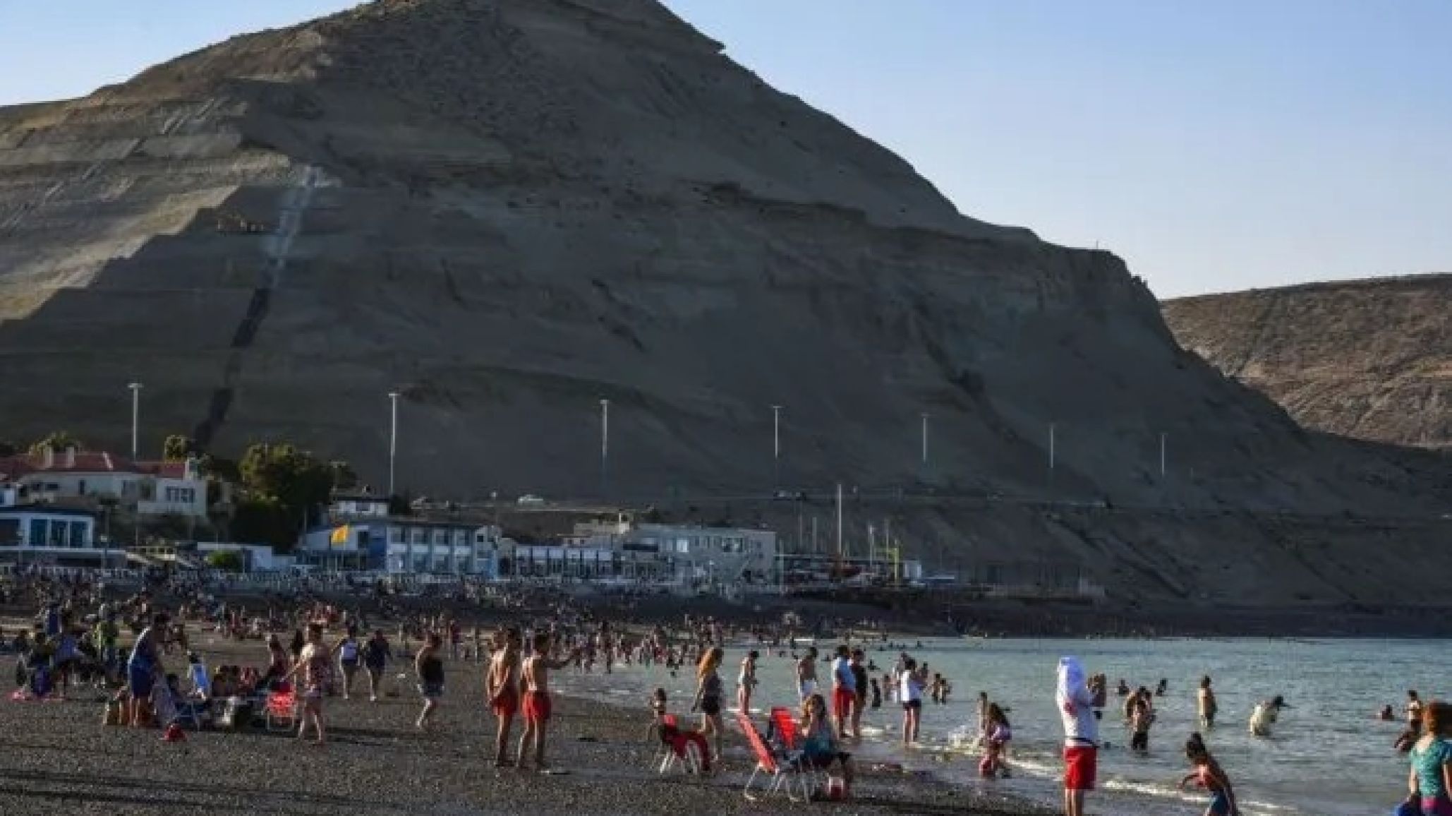 Comodoro se prepara para máximas de 35°C y fuerte peligro solar