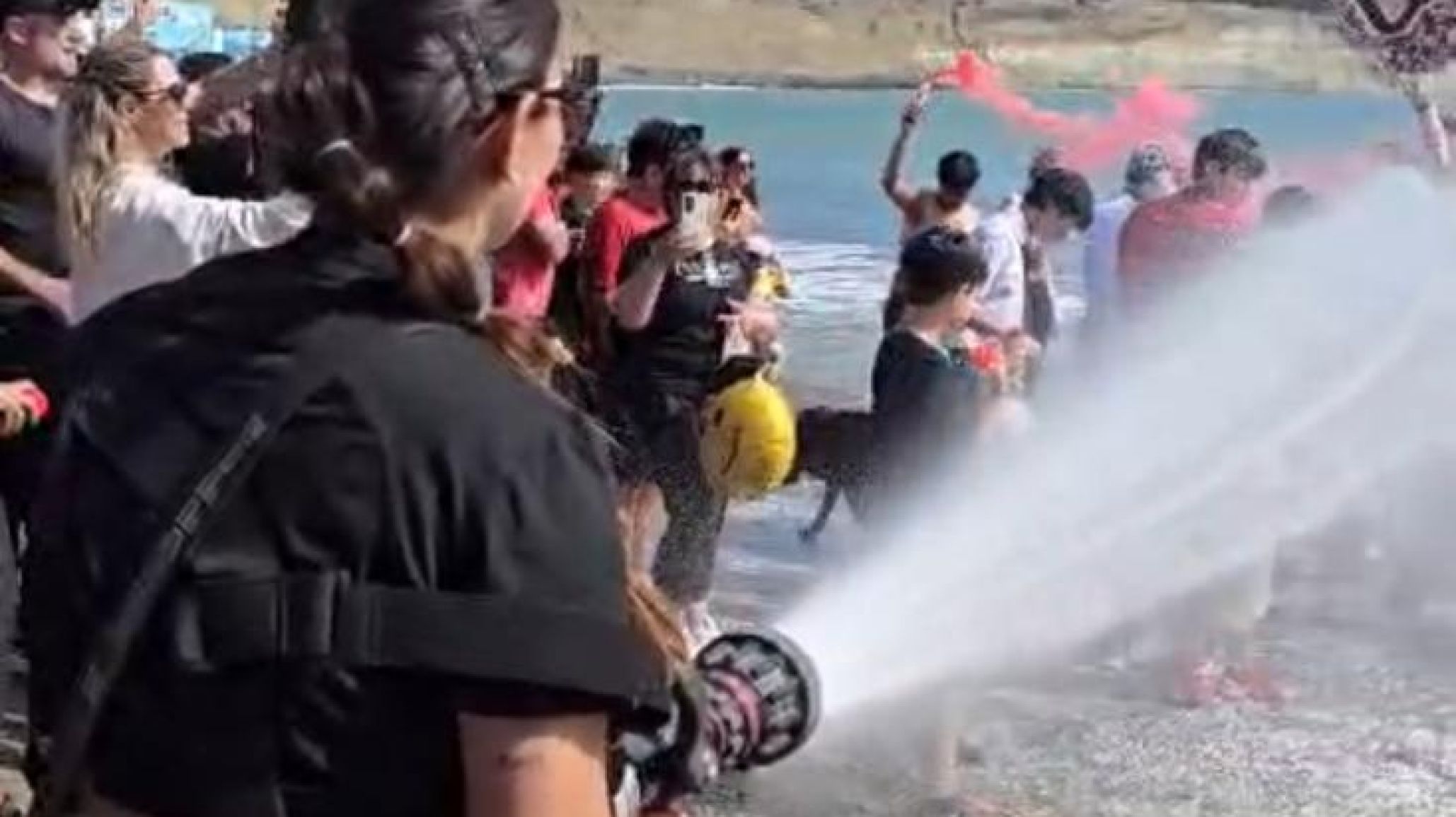 Bomberos de Comodoro juntan golosinas para el tradicional recorrido con Papá Noel