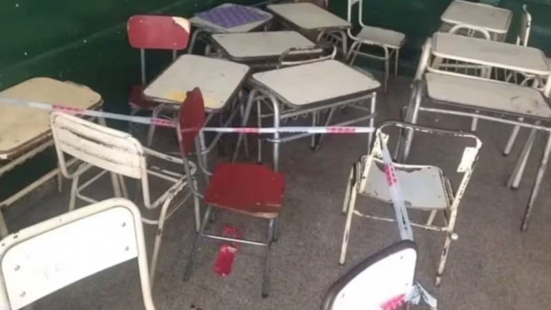 Intento de homicidio en una escuela: un alumno apuñaló a su compañera en un aula
