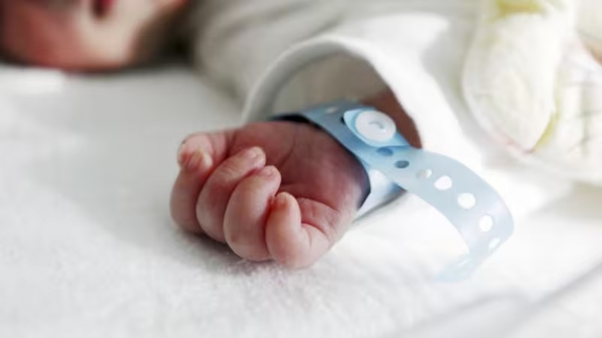 Un juez autorizó una cirugía vital para un bebé a pesar de la negativa de sus padres Testigos de Jehová