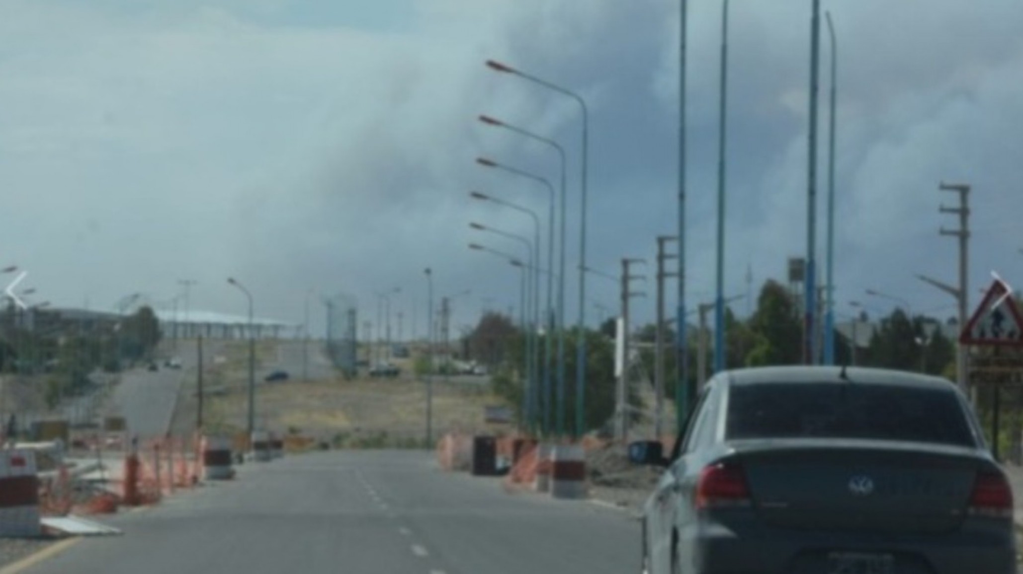 Trelew: una tormenta eléctrica desató dos incendios de campo y obligó a cortar rutas