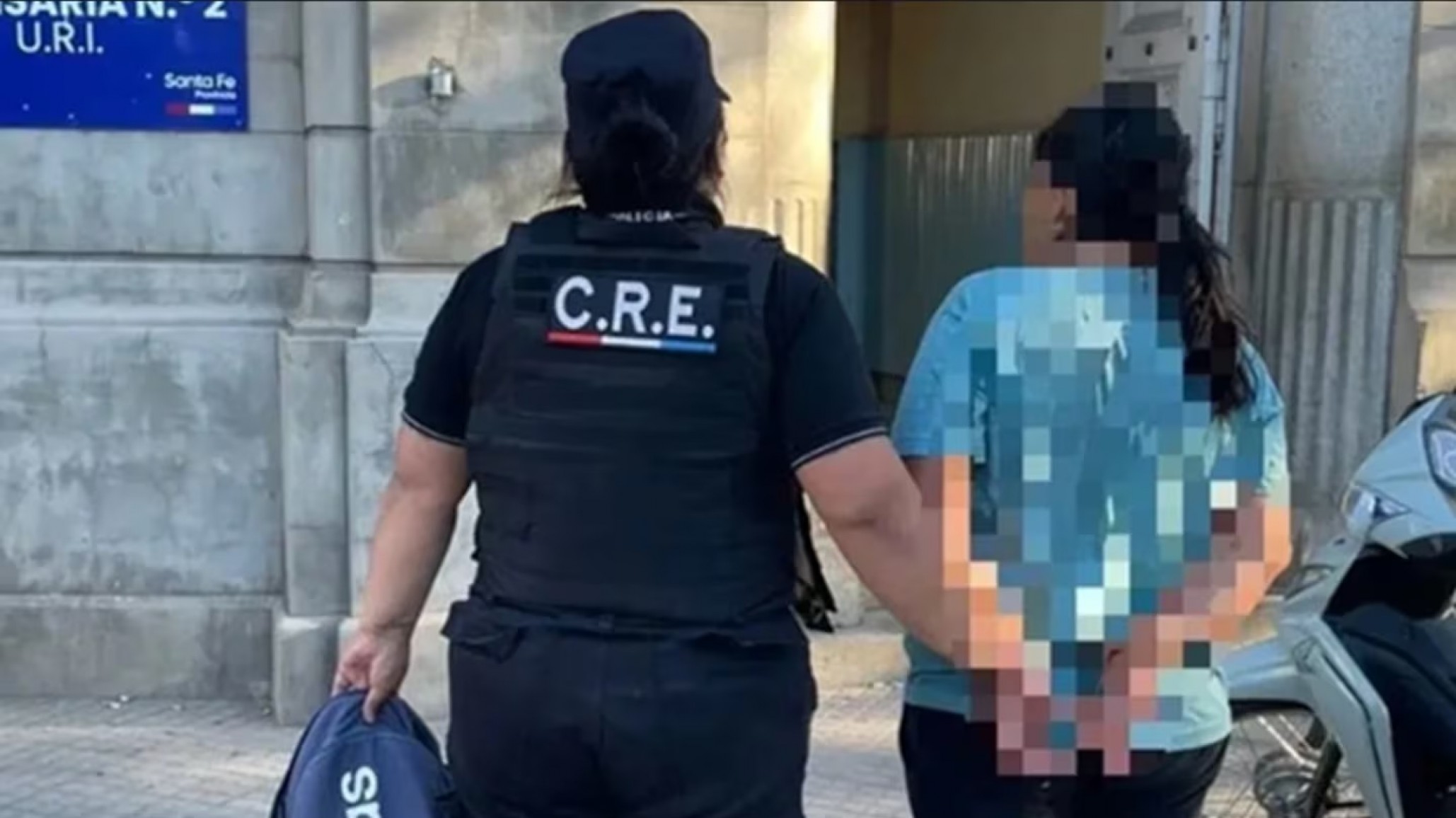 Una madre fue detenida tras ser acusada de abandonar a su hijo con síndrome de Down en una plaza
