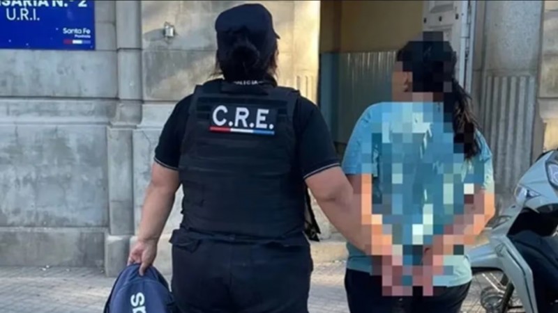 Una madre fue detenida tras ser acusada de abandonar a su hijo con síndrome de Down en una plaza