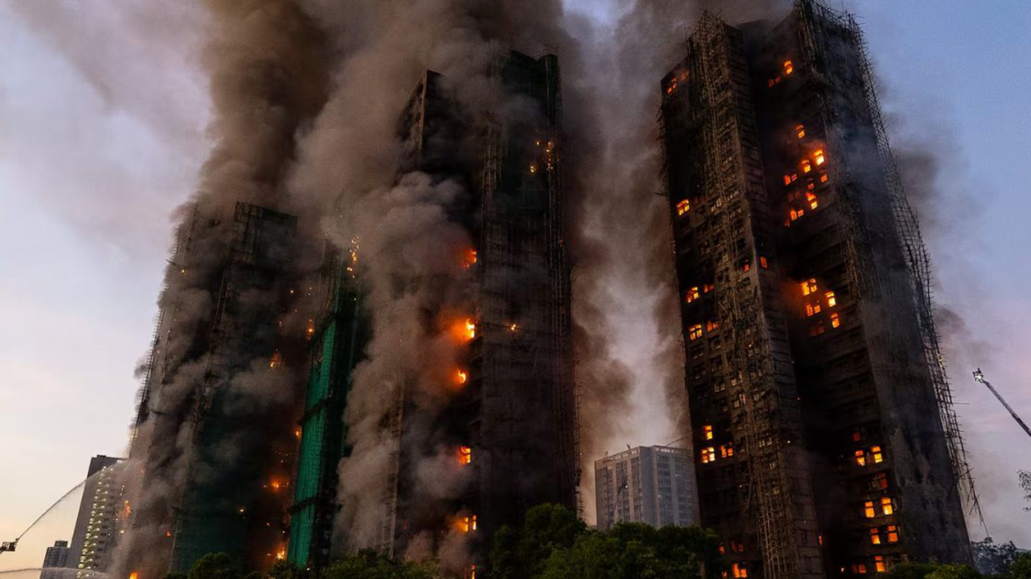 Tragedia histórica en Hong Kong: 65 muertos y 250 desaparecidos