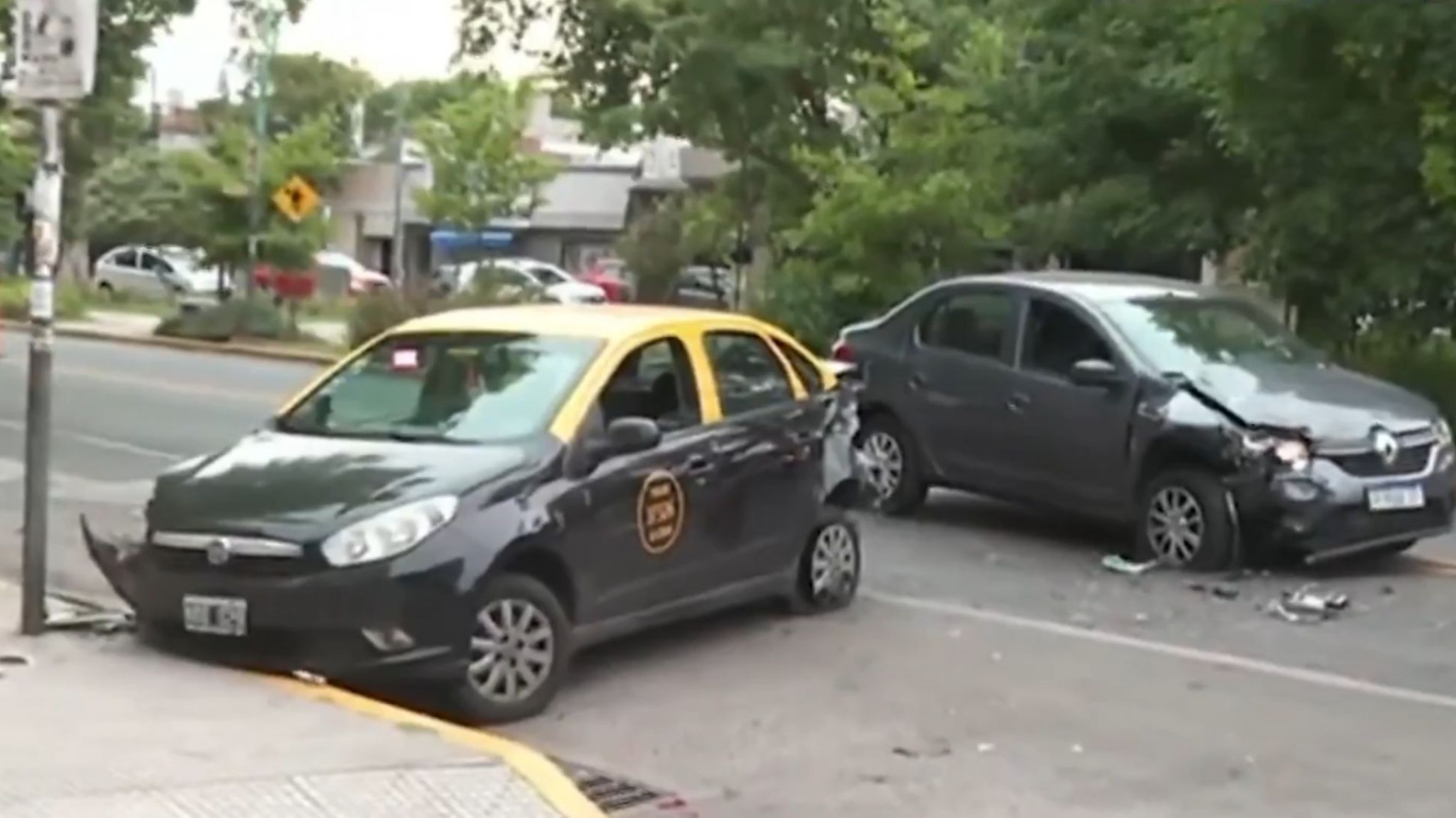 Chocó dos autos mientras manejaba borracho: tras ser detenido por la Policía, se quedó dormido adentro del patrullero