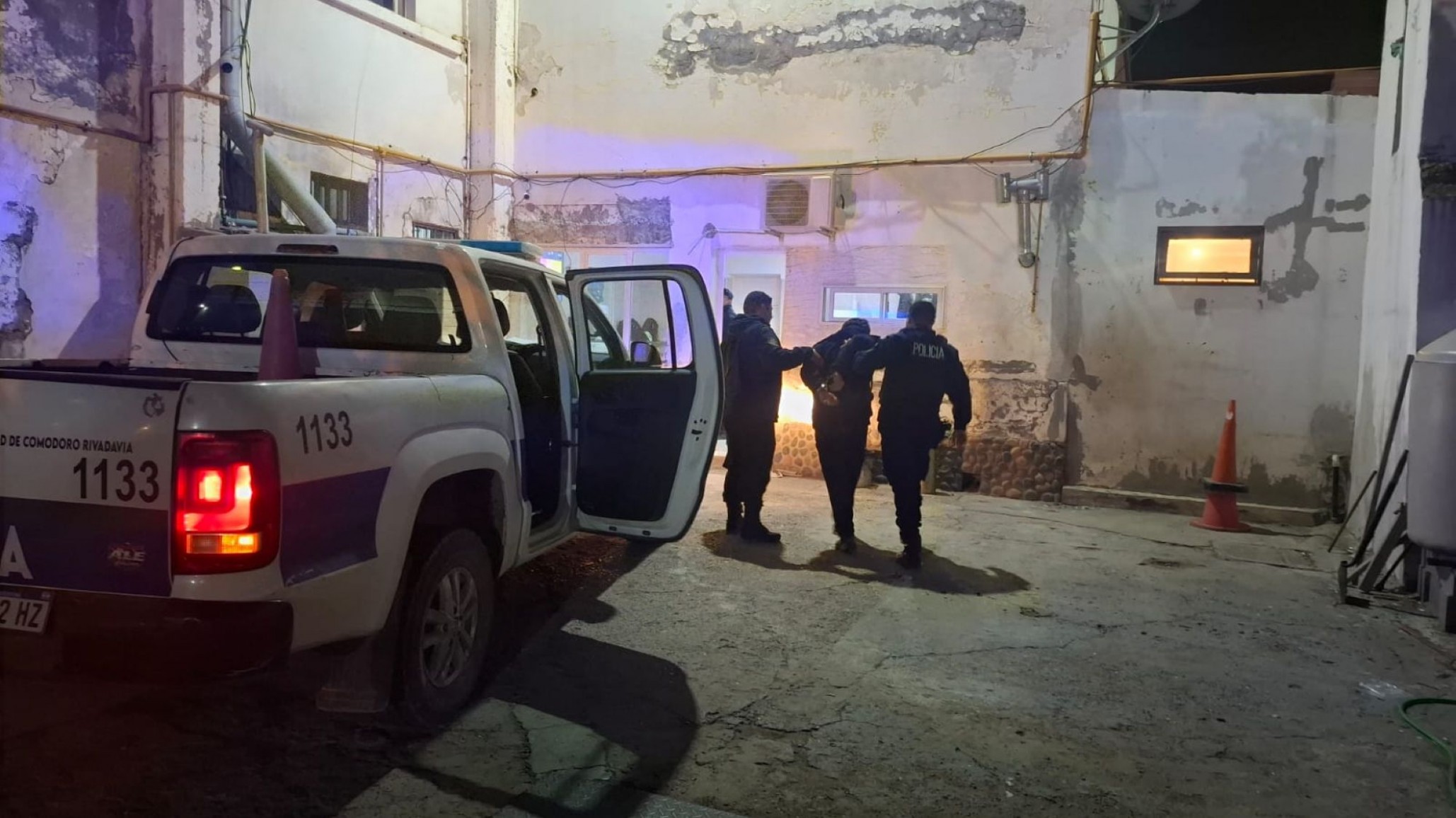 Intentó ingresar a dos empresas, huyó al cerro y terminó detenido