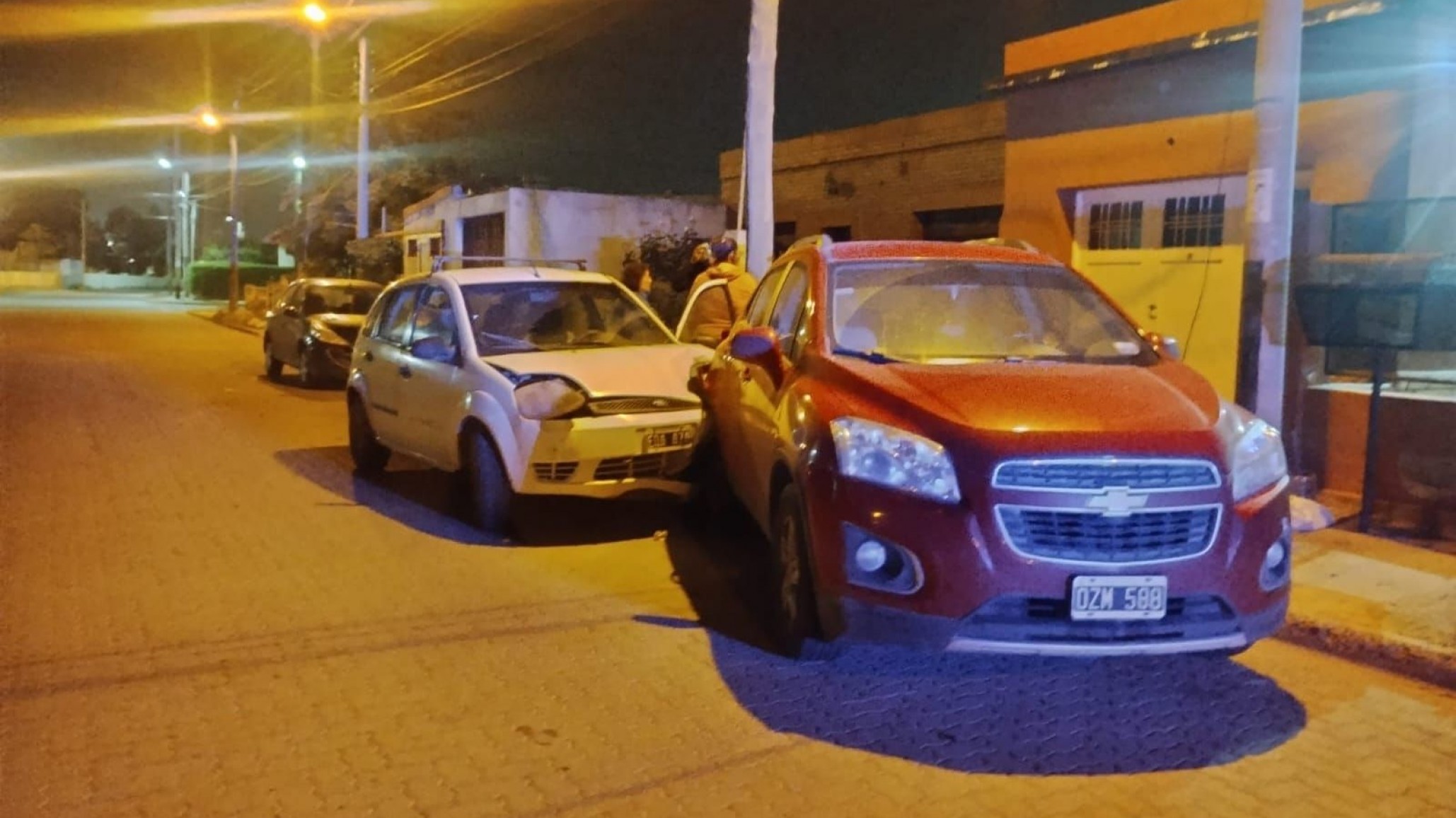 Accidente en Kilómetro 5: un conductor se quedó dormido y chocó contra una camioneta estacionada