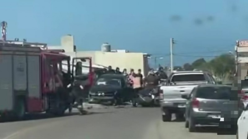 Descontrol de alta velocidad: presuntas "picadas" provocaron un triple choque y dos heridos graves en la curva del Hospital Militar