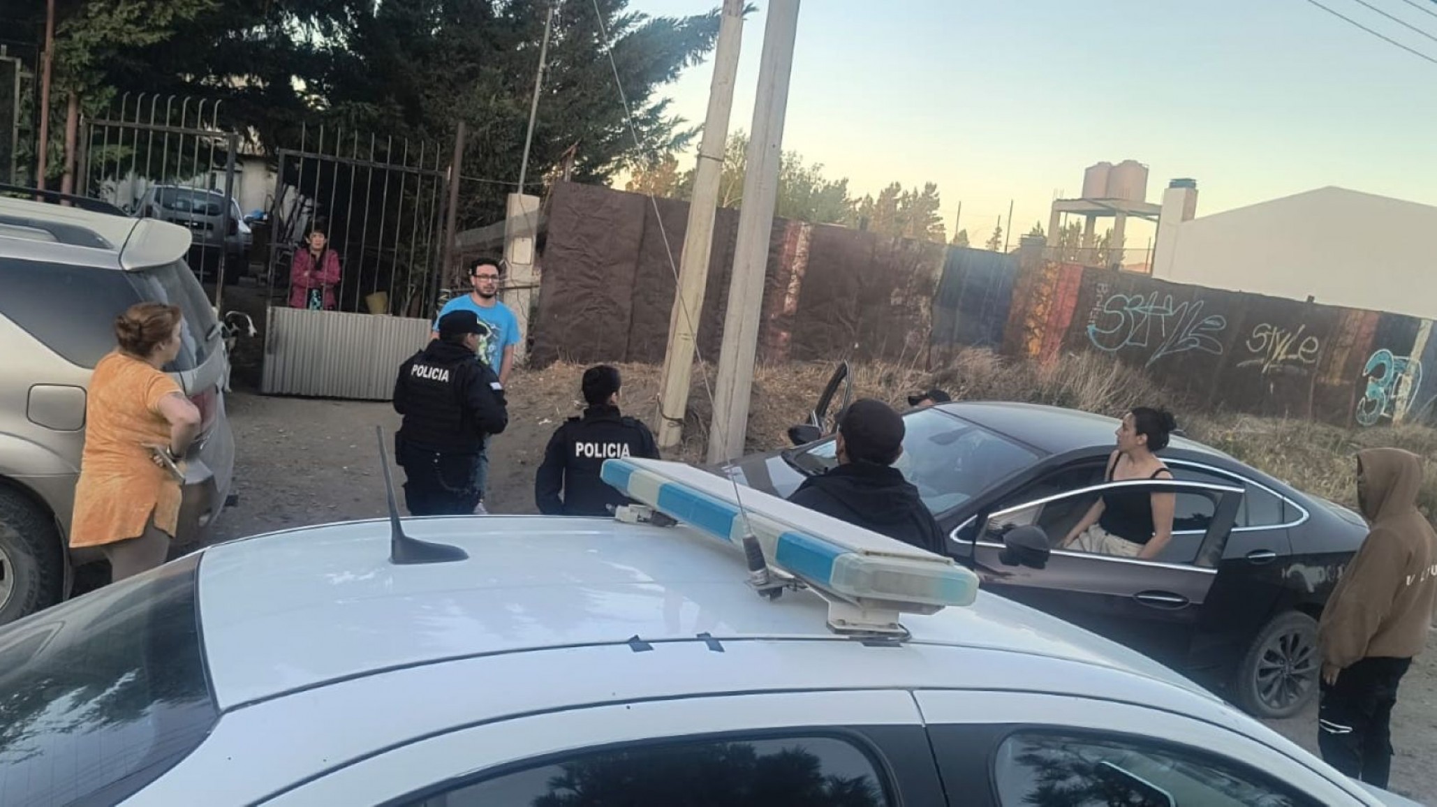 Violencia entre vecinos en Comodoro: un hombre fue golpeado con un palo durante una discusión por una obra